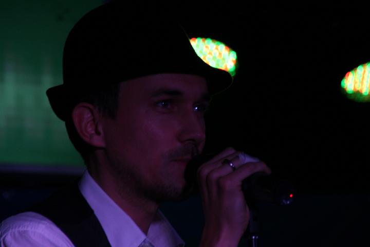 2008-11-28 M3_live at replugged 145.jpg